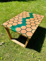 konferenční stolek z dubových hexagonů a epoxidové pryskyřice
