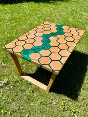konferenční stolek z dubových hexagonů a epoxidové pryskyřice